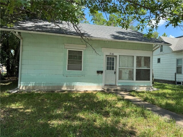 716 E Lincoln St, Iola, KS 66749 - photo 1