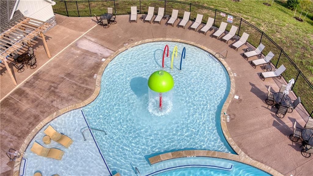 18841 W 169th Ter, Olathe, KS 66062 - community pool with a water play area