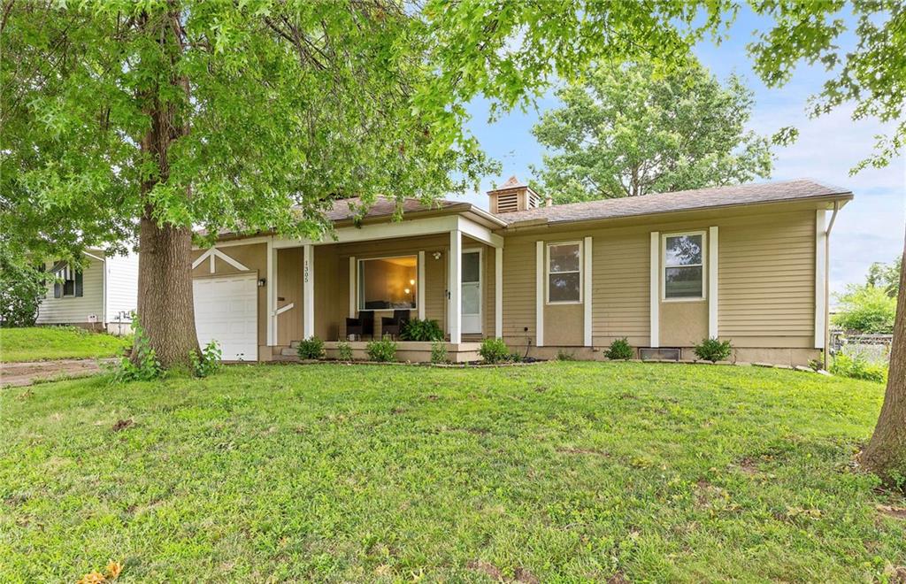 1305 Swope Dr, Independence, MO 64056 - photo 1