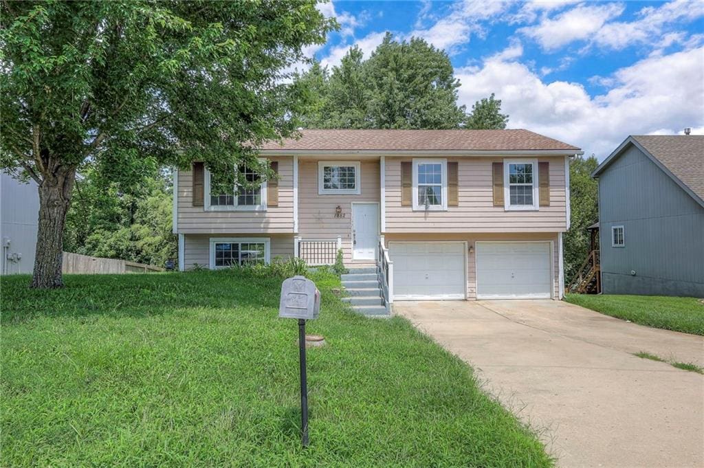 1882 Gates Dr, Platte City, MO 64079 - photo 1