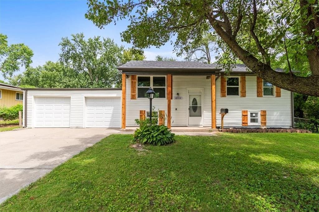18512 Cheyenne Dr, Independence, MO 64056 - photo 1