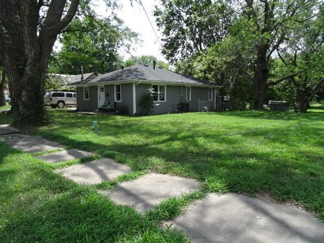 218 S Mechanic St, Butler, MO 64730 - photo 4