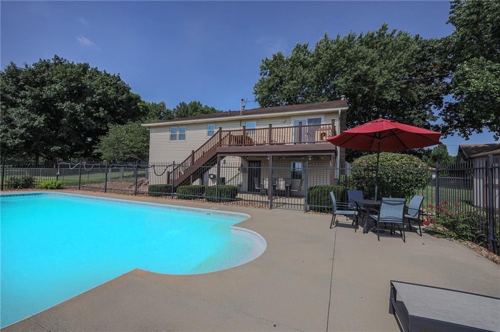122 S 3rd Ct, Lansing, KS 66048 - photo 1