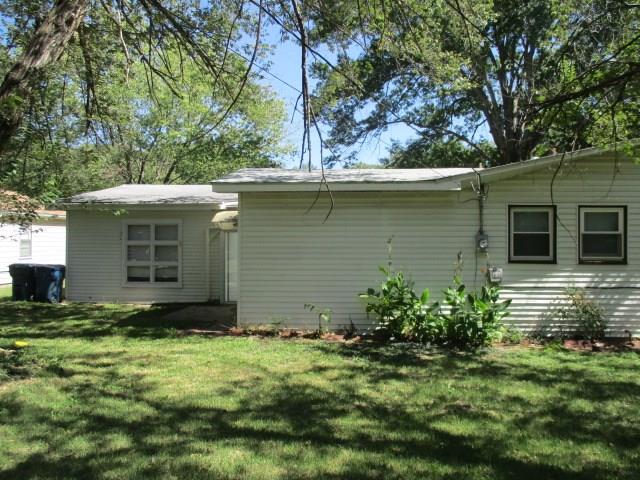 back of house featuring a lawn