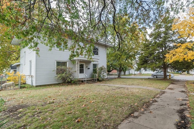 view of front facade featuring a front yard