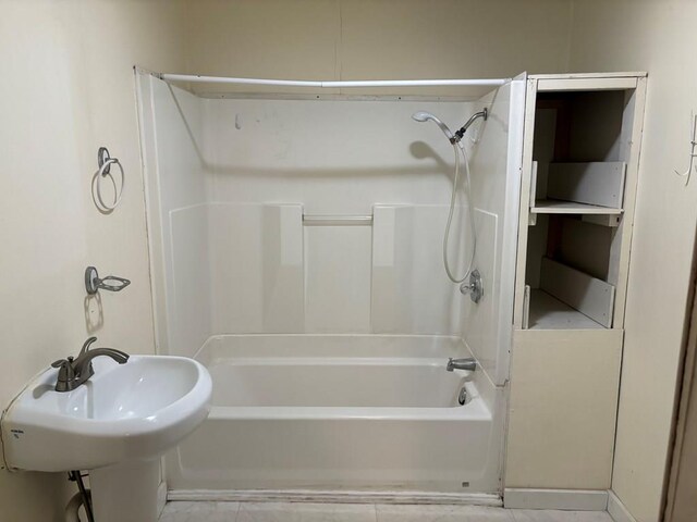 bathroom with shower / tub combination