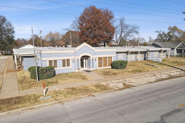 single story home featuring a front yard