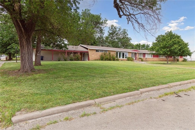 ranch-style house featuring a front yard