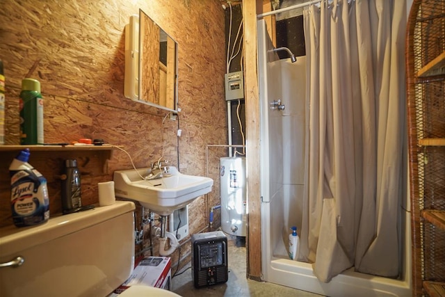 bathroom featuring a shower with curtain, toilet, and water heater