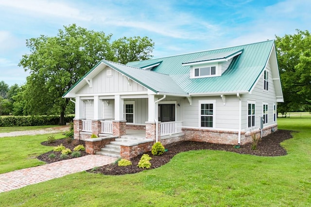 view of front of home featuring a front yard and covered porch