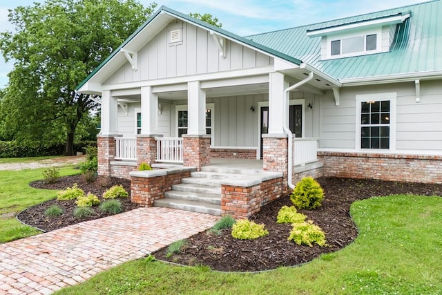 craftsman house featuring covered porch and a front yard