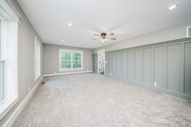 carpeted empty room featuring ceiling fan