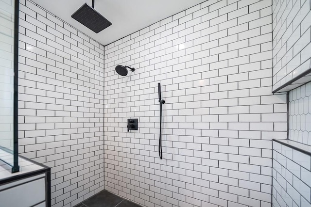 bathroom featuring tiled shower