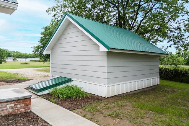 view of outdoor structure with a yard