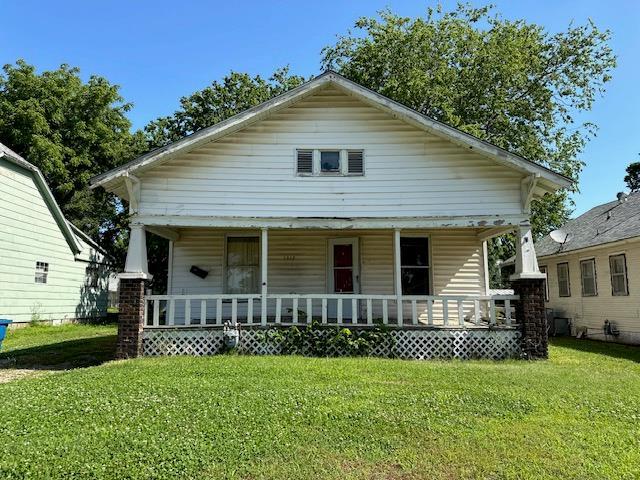 bungalow-style home featuring a front lawn