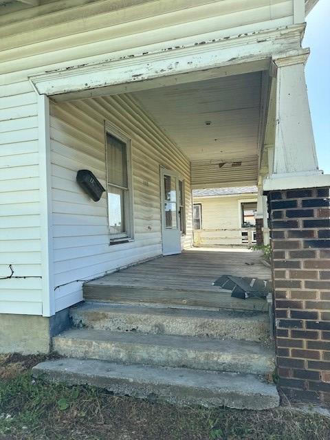 doorway to property with covered porch