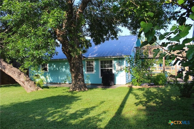 68 Silkstocking St, Port Lavaca, TX 77979 - view of front facade featuring a front lawn and metal roof