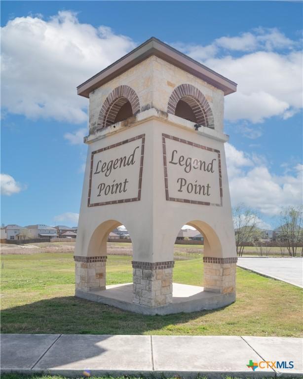 community sign featuring a yard