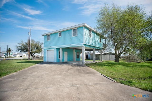 view of front of home featuring driveway and a front lawn