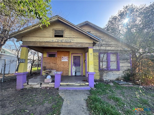 205 S Chestnut, Lampasas, TX 76550 - view of front facade with fence and a porch