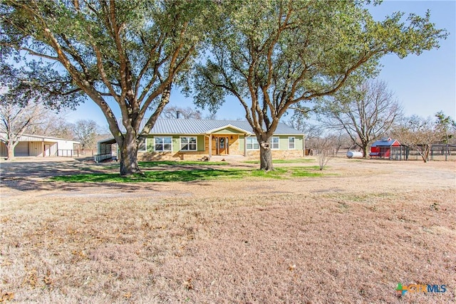 single story home featuring a front yard