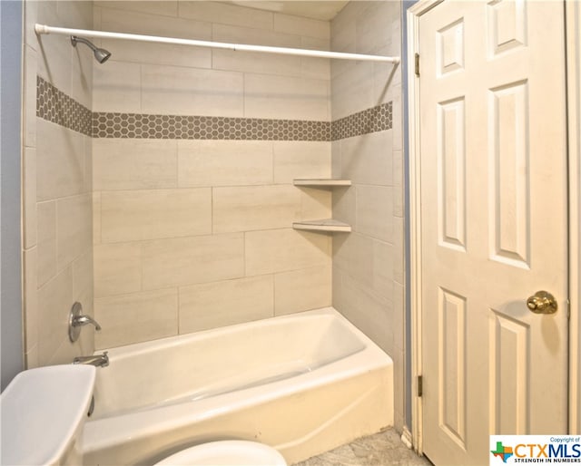 bathroom with tiled shower / bath