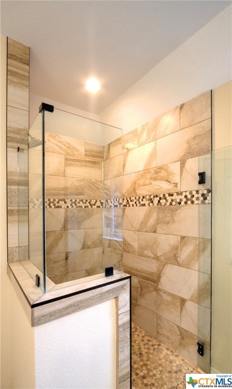 bathroom featuring tiled shower