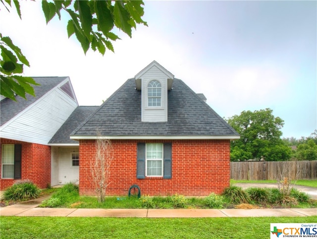 view of front of property with a front yard