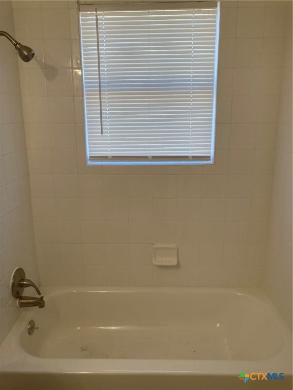 bathroom with tiled shower / bath