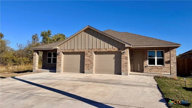 view of front facade featuring a garage