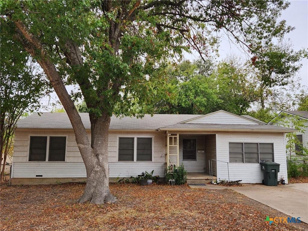 single story home with covered porch