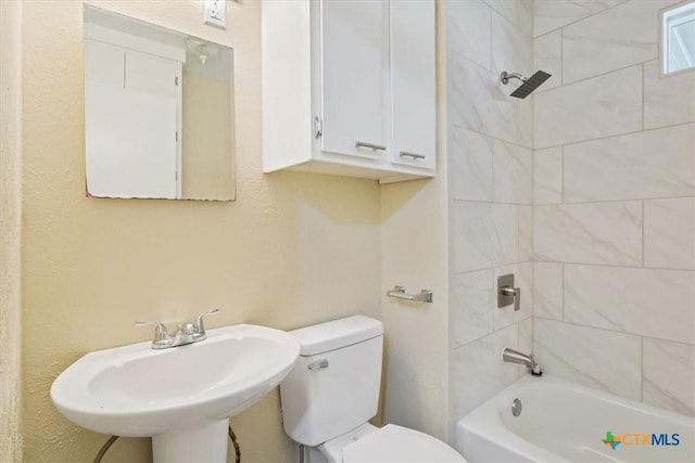 2410 Meadow Ln, Copperas Cove, TX 76522 - full bathroom featuring a sink and shower / bathtub combination