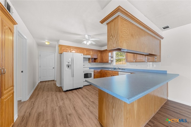 kitchen featuring light hardwood / wood-style floors, sink, kitchen peninsula, ceiling fan, and white appliances