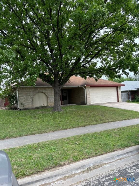 view of front of house featuring a garage and a front yard