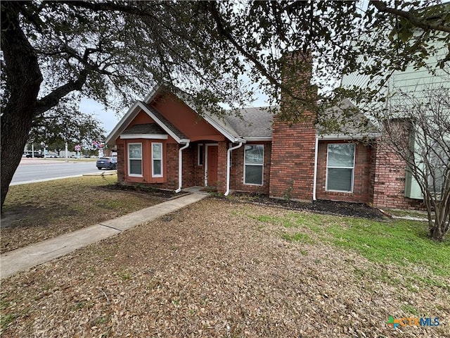 view of front of property featuring a front lawn