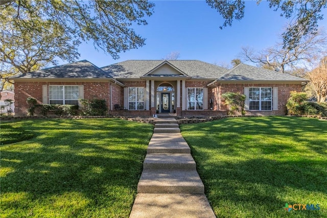 view of front of property featuring a front yard