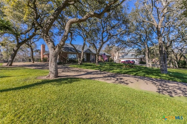 view of front facade with a front yard