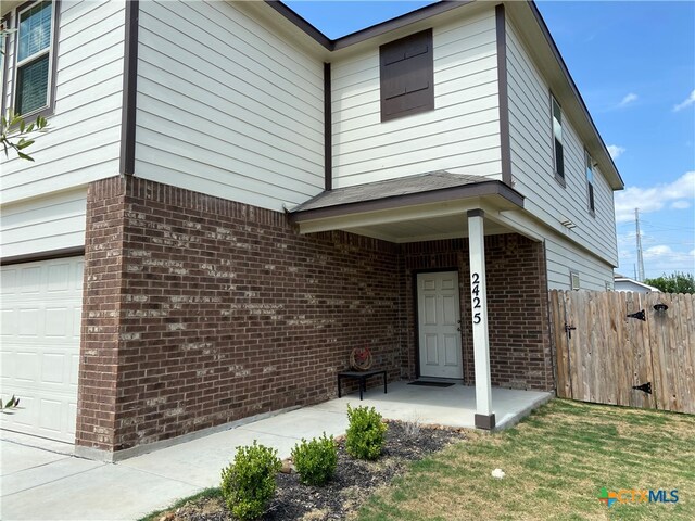 view of front facade featuring a garage