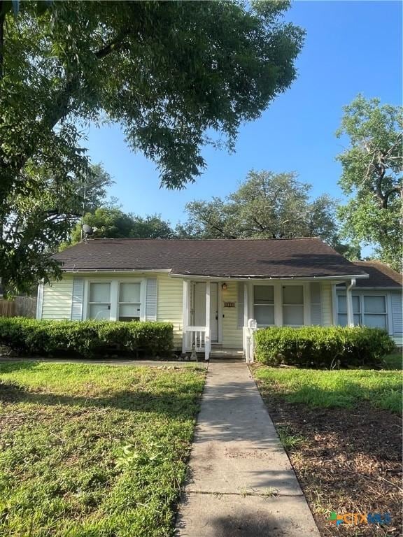 1505 E Park Ave, Victoria, TX 77901 - view of front of property featuring a front lawn and covered porch