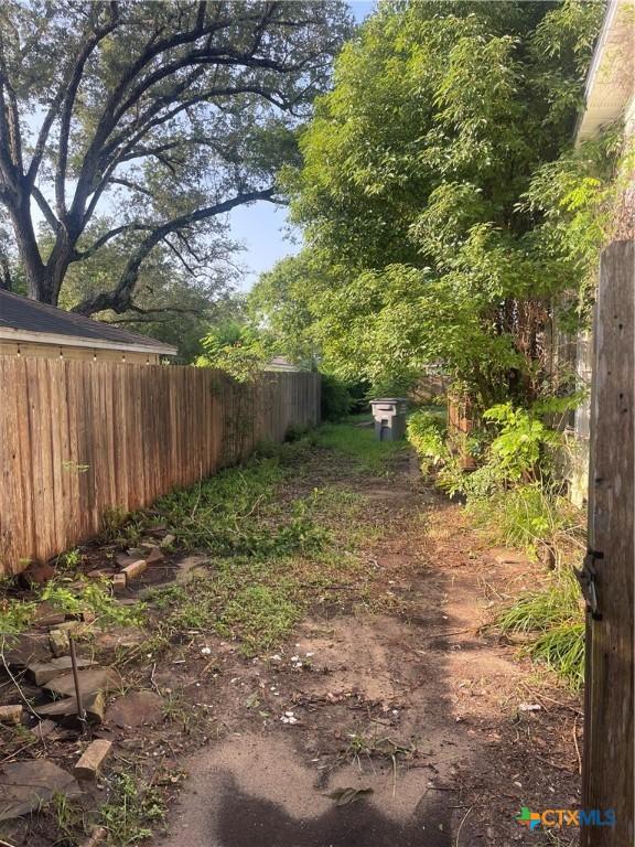 1505 E Park Ave, Victoria, TX 77901 - view of yard