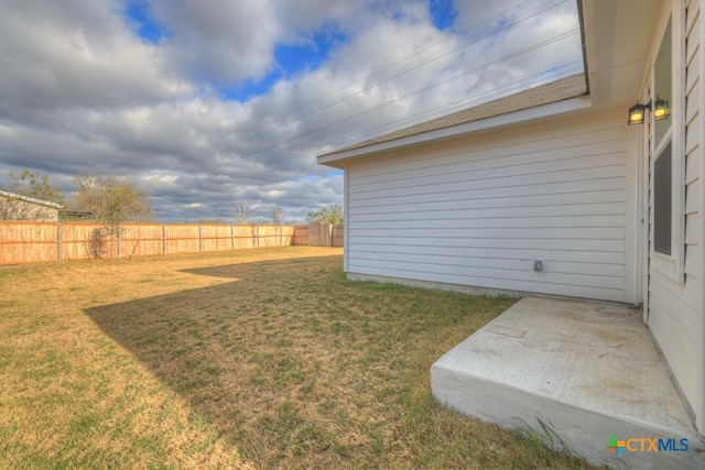 view of yard featuring a patio