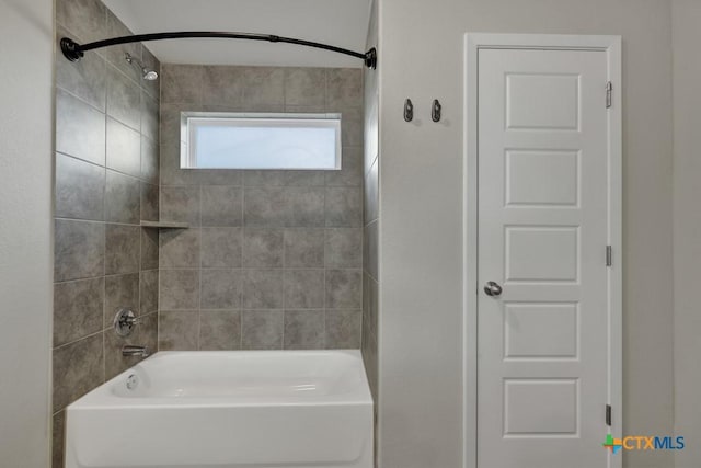 bathroom with tiled shower / bath combo