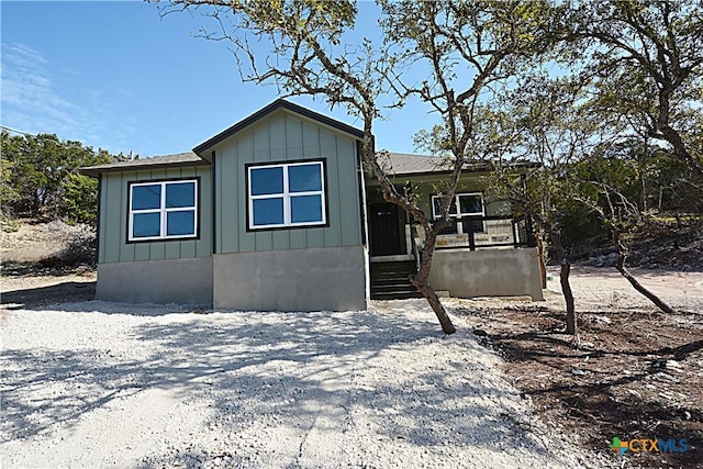 manufactured / mobile home featuring board and batten siding