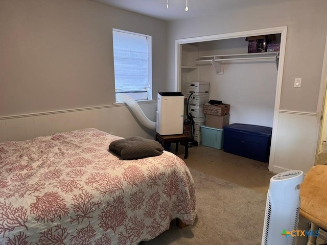 2708 E Poplar Ave, Victoria, TX 77901 - bedroom featuring carpet flooring, a closet, and wainscoting
