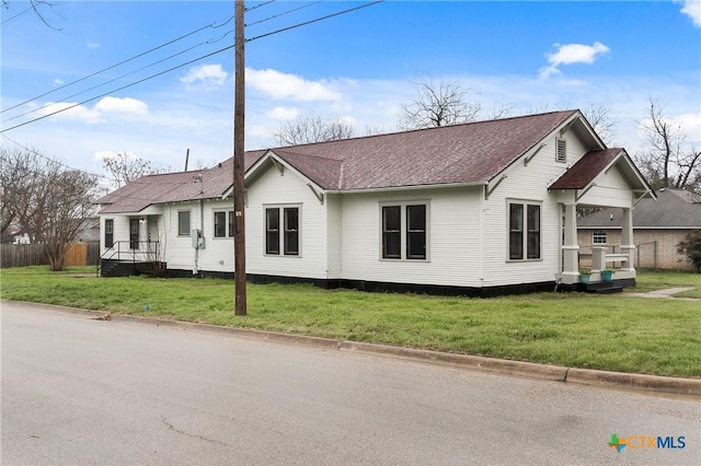 view of front of property with a front lawn