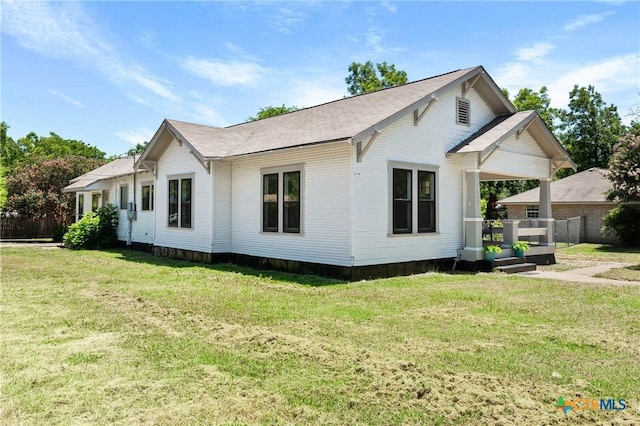 view of side of property featuring a lawn