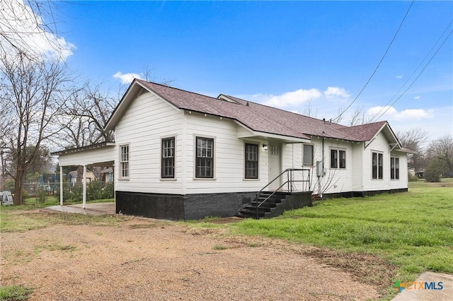 view of front of property featuring a front yard