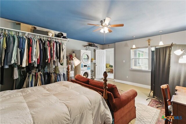 226 Gruene Rd, New Braunfels, TX 78130 - bedroom featuring baseboards, a ceiling fan, carpet flooring, and stacked washer / dryer