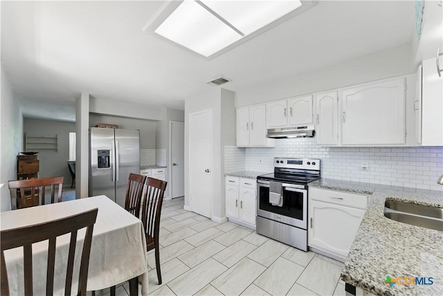 226 Gruene Rd, New Braunfels, TX 78130 - kitchen with white cabinets, stainless steel appliances, visible vents, decorative backsplash, and under cabinet range hood