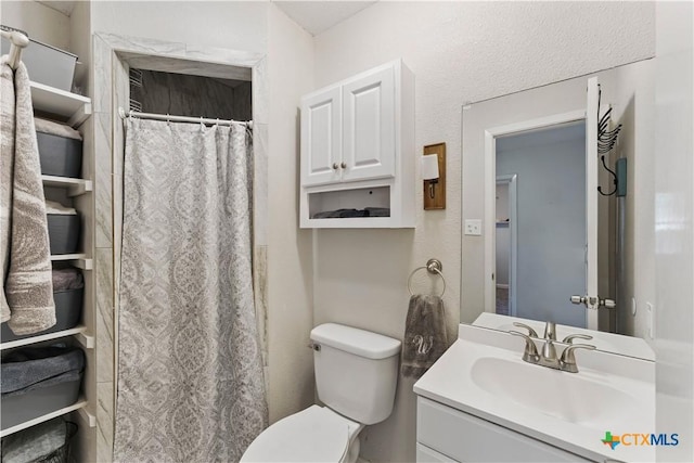 226 Gruene Rd, New Braunfels, TX 78130 - full bathroom with a shower with curtain, vanity, and toilet